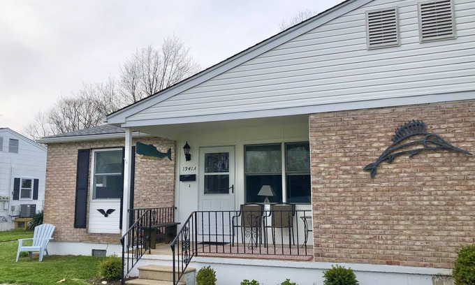 Village Green House | Cozy Beach Cottage in Island’s residential neighborhood!