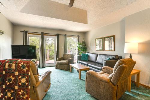 Branson West House | Cozy Branson Townhome 1 Mi to Silver Dollar City!