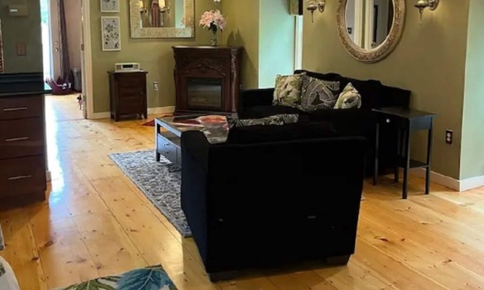 Eliot House | Cozy bungalow with WiFi, AC, and swimming pool access in peaceful Eliot, ME