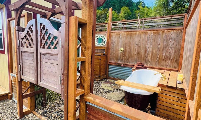 Alvadore House | Cozy Cabin at The Good Farm