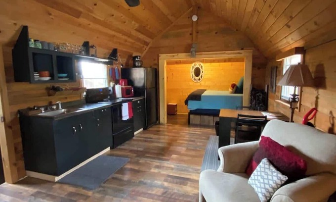 Primrose House | Cozy Cabin for 2 in the Heart of RRG!