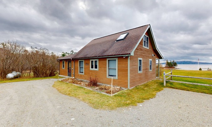 Greenville House | Cozy cabin in spectacular lakefront location with great views - dog-friendly