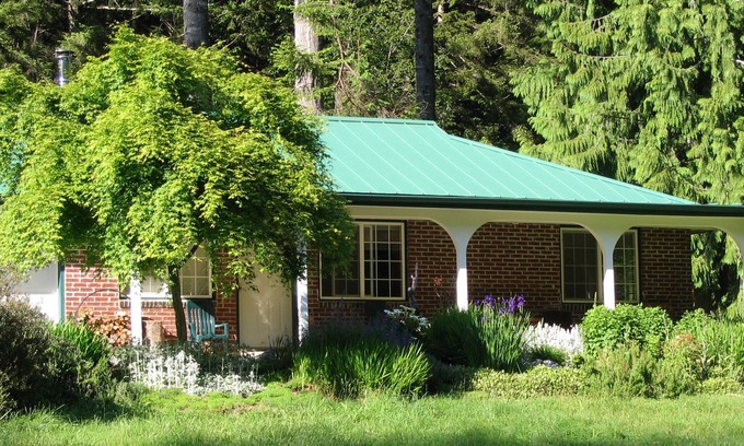 Reedsport Cottage | Cozy Cattail Cottage a comfortable coastal estuary woodland home near Reedsport