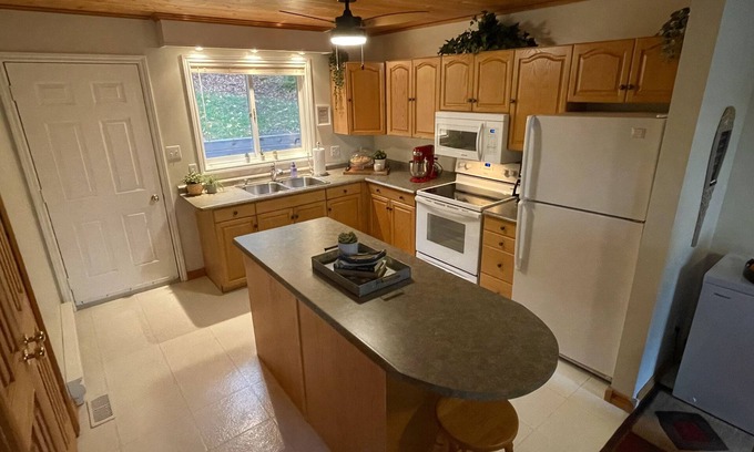 Faraday Cottage | Cozy Coe Island Oasis