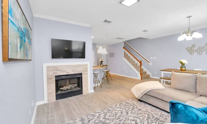 Clodine House | COZY COMFY 2BD 2BTH TOWNHOUSE ENERGY CORRIDOR - SUGARLAND