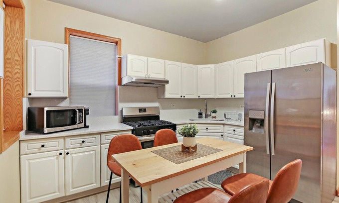 Irving Park House | Cozy & Comfy 5BR Building by O'Hare & Downtown