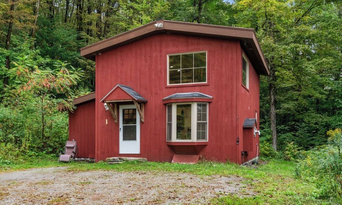 Jamaica Cottage | Cozy Cottage at Cold Moon Farm!