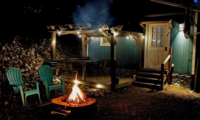 Cub Run Cottage | Cozy Cottage Close To Mammoth Cave. Boat Ramp, Master Suite, Pergola. Serene.