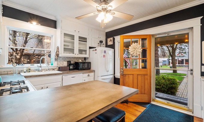 Hudson House | Cozy cottage in downtown Hudson, WI!