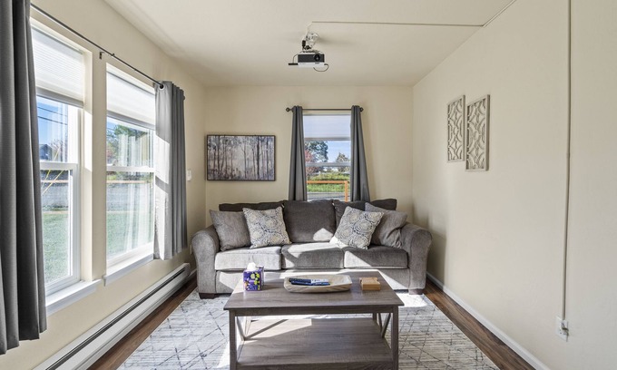 Grants Pass Cottage | Cozy Cottage in Grants Pass Near River!