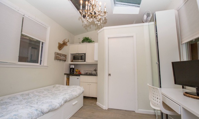 Berkeley House | Cozy cottage in upscale Claremont Court