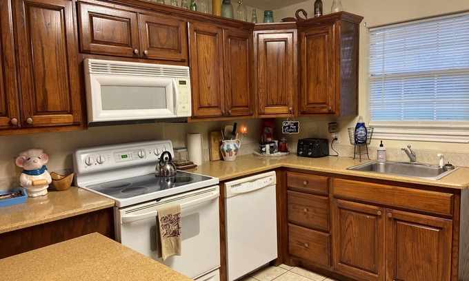 De Leon Cottage | Cozy cottage with 1 bedroom, full kitchen, and WiFi, AC on 60 acres in De Leon.