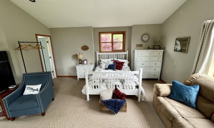 Hobart Apartment | Cozy Creekside Studio