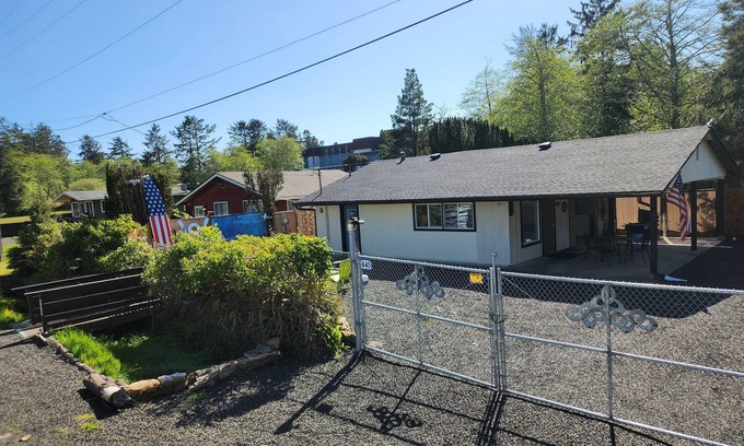 Westport Cabin | Cozy dog friendly cabin min to beach