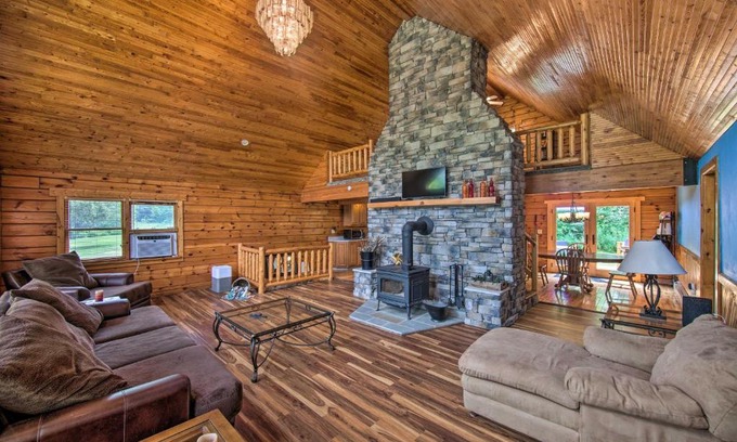 Pine Grove House | Cozy Family-Friendly Pine Grove Cabin with Fire Pit!