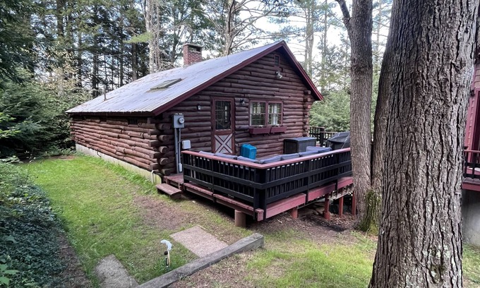 Thornton Cabin | Cozy, family-sized log cabin in NH White Mountains!