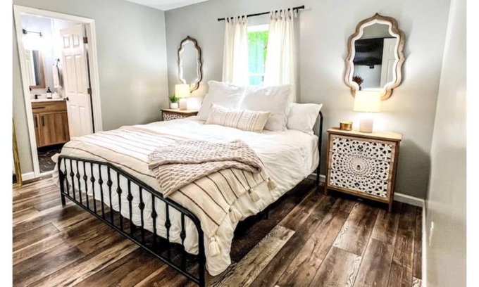 South Salisbury Other | Cozy Farmhouse Cottage close to town