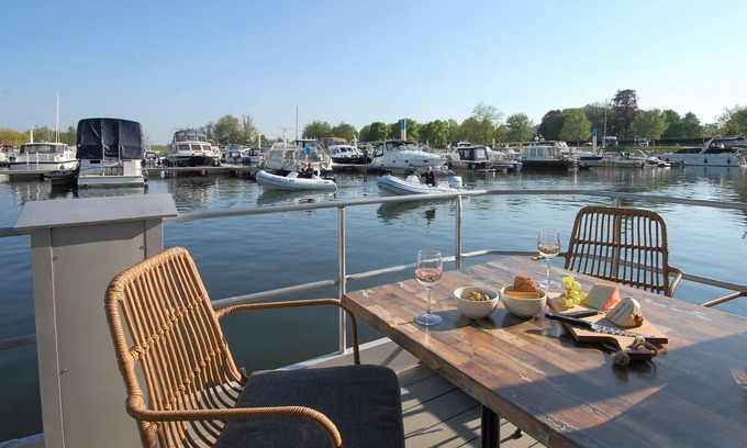 Heugum Boat Rental | Cozy floating Boatlodge "Mallorca", Max. 4 pers, 2 bedrooms.