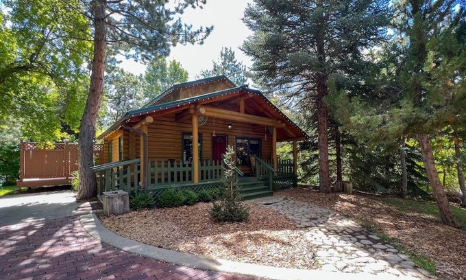 Sandy Ski Chalet | Cozy Forest Cottage at La Caille