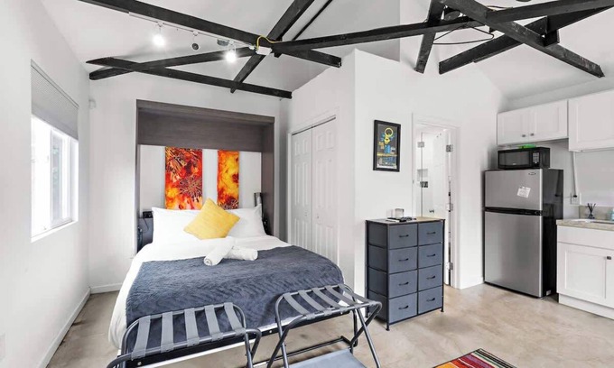 Pico - Robertson House | Cozy Guest Suite with Kitchenette Prime Location