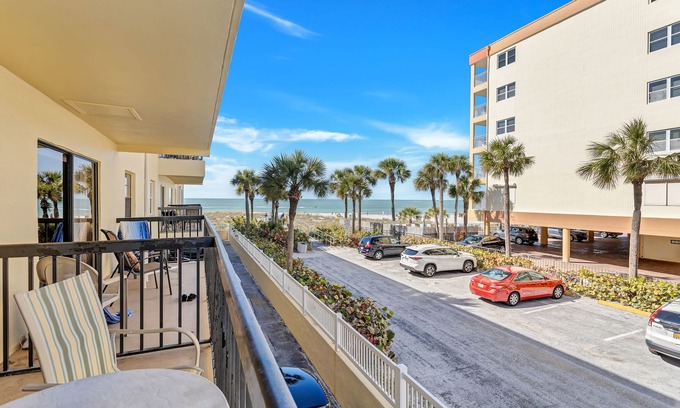 Madeira Beach Condo | π
 Cozy Gulf-View Condo at Surf Song β Spacious Comfort Just Steps from the Beach!