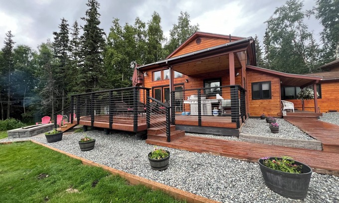 Rabbit Creek House | COZY HILLSIDE HOME WITH A BEAUTIFUL DECK, FIRE PIT, SAUNA & PLENTY OF PARKING