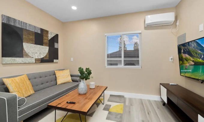 Altadena House | Cozy Home|6 Min to Beach|30 Days Minimum