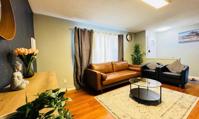 Southwest Calgary House | Cozy Home - 8 mins to Downtown!