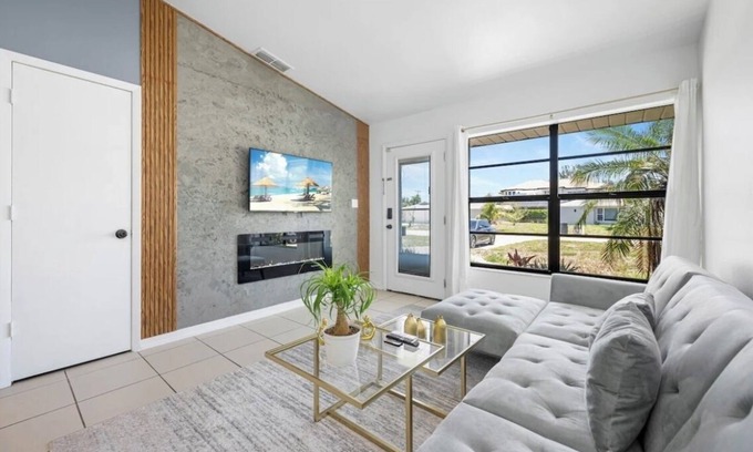 San Carlos Park House | Cozy Home-Centrally located-pet friendly 10min from airport & 2min from FGCU