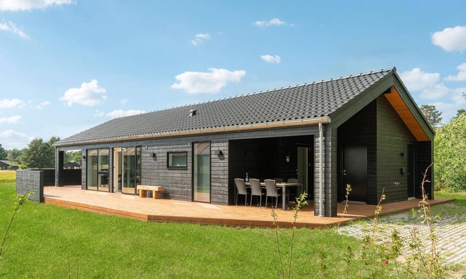 Grenaa House | Cozy home in Grenaa with kitchen