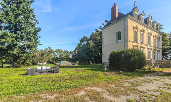 Parennes House | Cozy home in Parennes with swimming pool