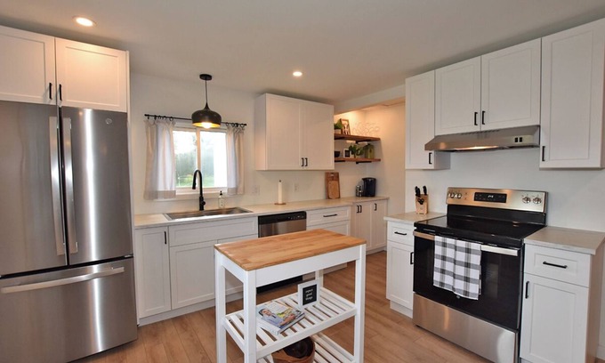 Woodstock House | Cozy Home With River View