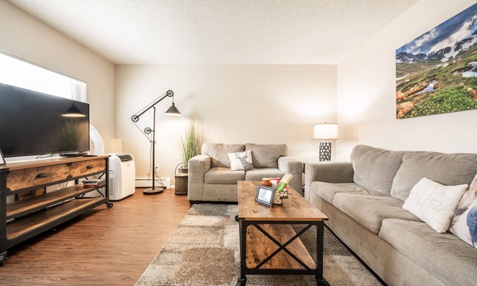 Rockrimmon Condo | ❤Cozy in the Springs! 2 BR, Kitchen. 5 Guests!❤