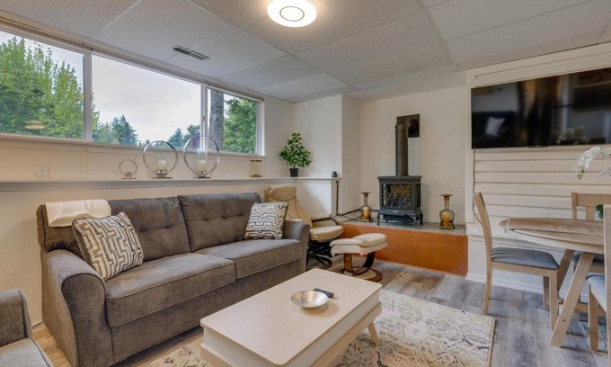 Kenmore Apartment | Cozy Kenmore Vacation Rental with Shared Hot Tub!