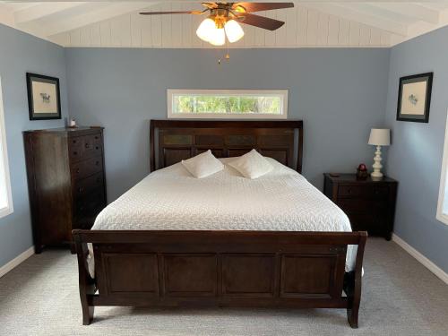 Clermont House | Cozy Lake Front Cottage