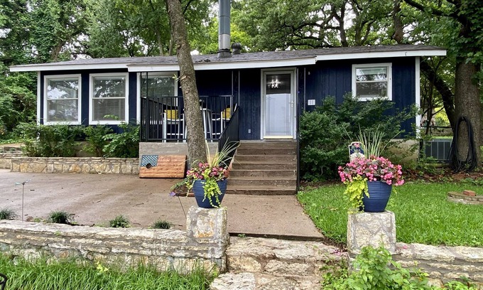 Azle House | Cozy Lakefront Cottage on Eagle Mountain Lake