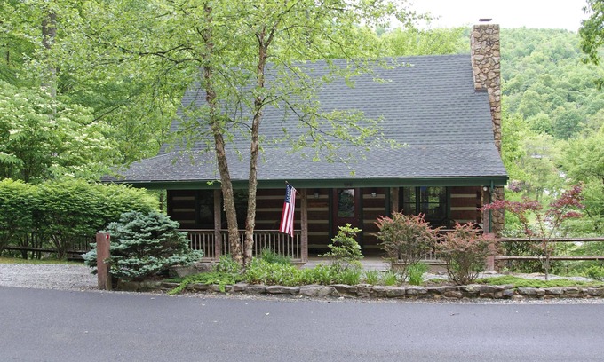 Seven Devils Cabin | Cozy log cabin available for Thanksgiving. Price recently reduced.