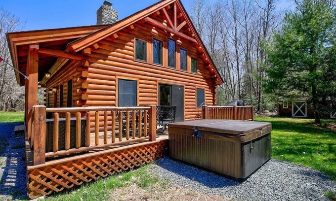 Jewett House | Cozy Log Cabin w/Hot Tub | 10 Min to Hunter Mtn