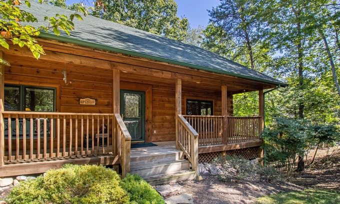 Massanutten House | Cozy Log Cabin w/Hot tub & Game Room
