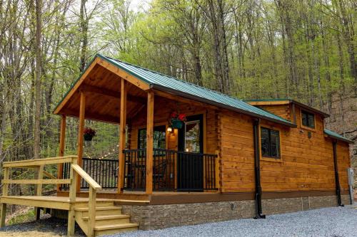 Allegheny Mountains House | Cozy Log Cabin with a Hot Tub near Seneca Rocks, West Virginia - Perfect for a Romantic Glamping Getaway to the Mountains