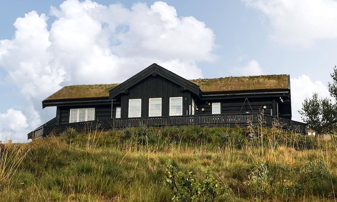 Tyinkrysset House | Cozy log cabin with sauna and mountain view.