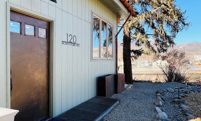 Paonia House | Cozy, Modern Stay: Views, Fireplace, Walk Downtown