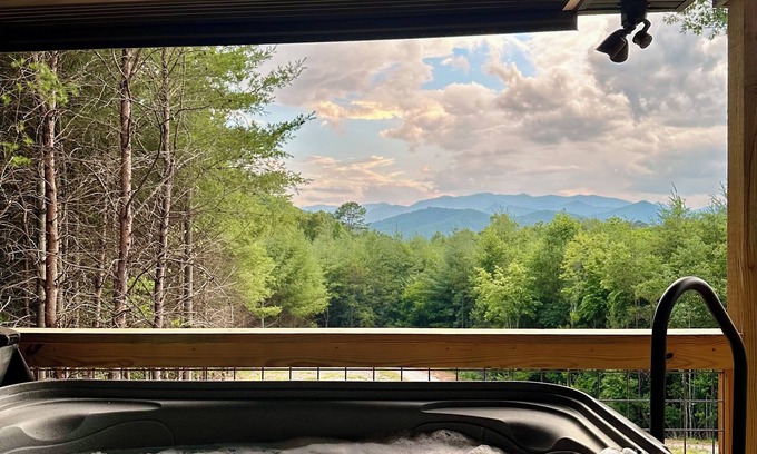 Franklin House | Cozy mountain cabin, dog friendly, sunset views.
