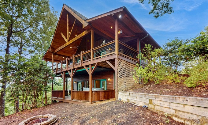 Murphy House | Cozy mountain cabin with hot tub, fire pit & stunning views