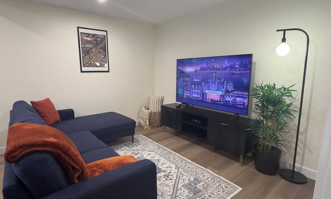 Calgary House | Cozy NW Calgary Suite| 15 mins to Airport| 25min to Downtown| 1 hr to Banff