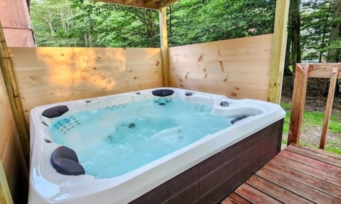 Tobyhanna Cabin | Cozy & Peaceful Retreat with Luxury Hot Tub, Grill, Firepit & Fireplace.