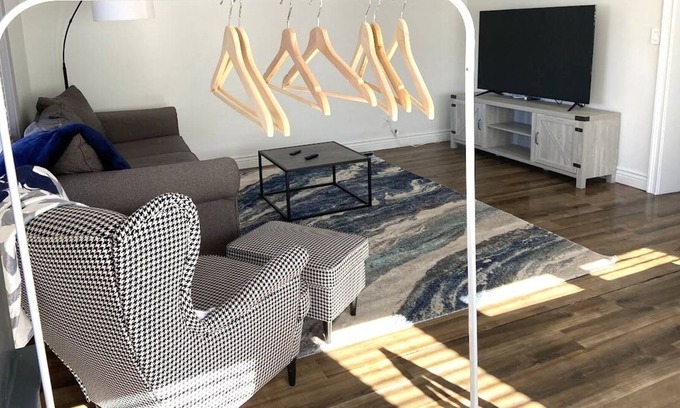 Novi House | Cozy Pet Friendly Home Near Walled Lake