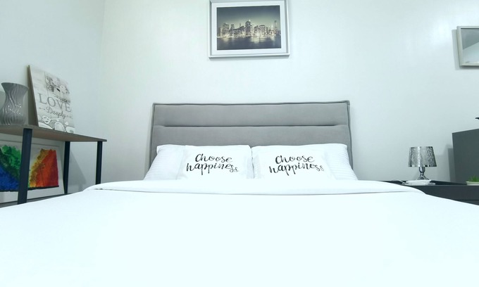 Lapu-Lapu Condo | COZY PLACE IN MACTAN W/POOL, WIFI, NETFLIX - 10 min to the Airport!