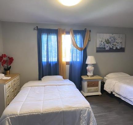 Airport Heights Community Council House | Cozy Private Room With Two Beds