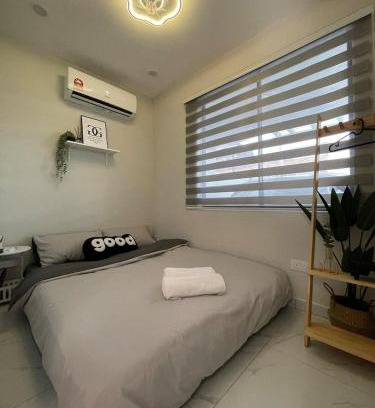 Taman Century House | Cozy Room 2pax #1min walk to KSL #Bathroom